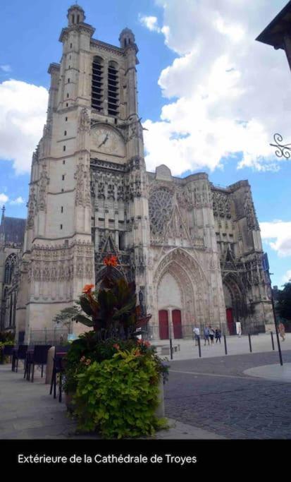 Superbe T2 De Caractere Au Centre Classe 3 Etoiles Troyes Exterior foto